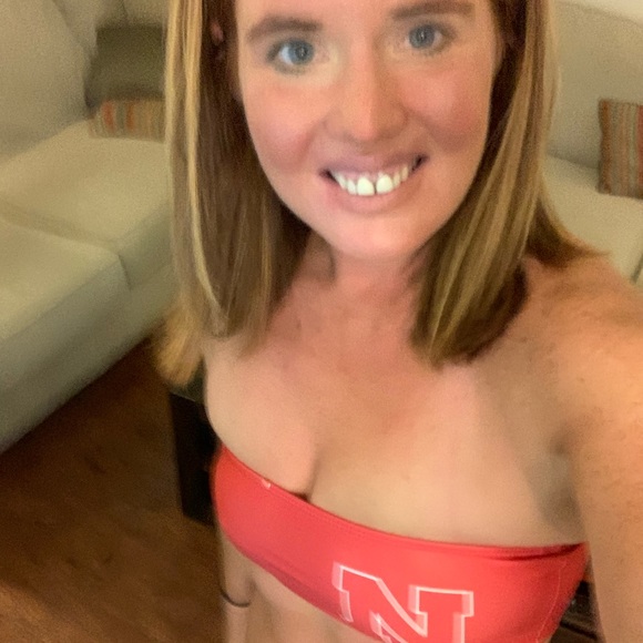 I❤️husker🏈, sun, pools, & people watching! GBR! - Picture 2 of 8